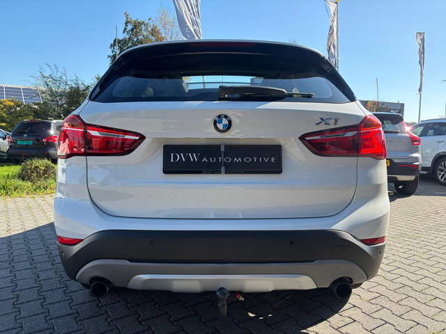 Foto 9 van BMW X1 SDrive20i Centennial High Executive, Panorama dak