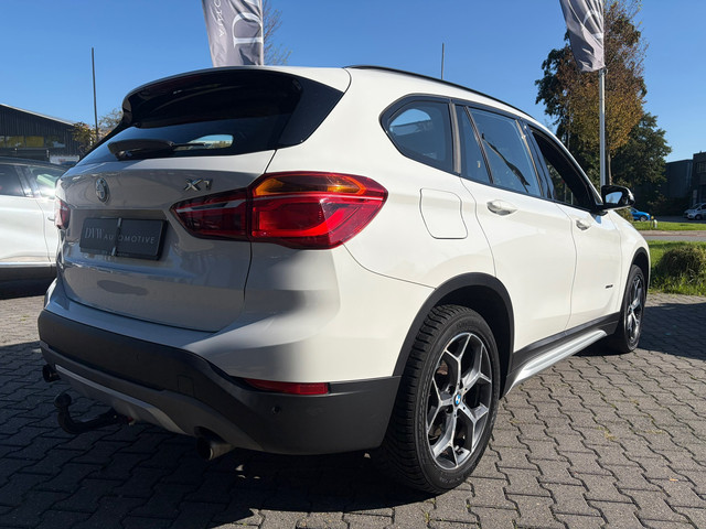 Foto 8 van BMW X1 SDrive20i Centennial High Executive, Panorama dak