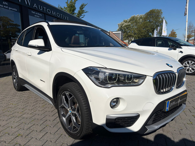Foto 7 van BMW X1 SDrive20i Centennial High Executive, Panorama dak