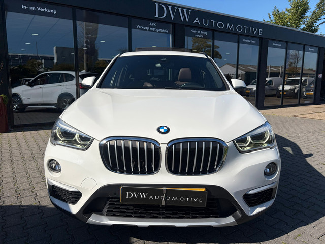 Foto 6 van BMW X1 SDrive20i Centennial High Executive, Panorama dak