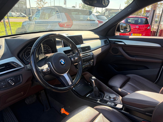 Foto 5 van BMW X1 SDrive20i Centennial High Executive, Panorama dak