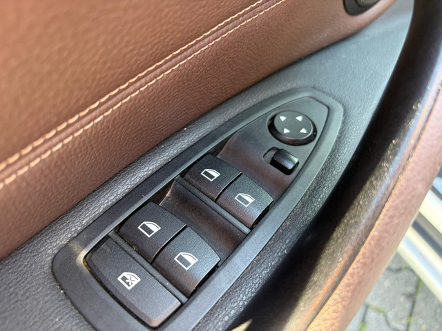 Foto 4 van BMW X1 SDrive20i Centennial High Executive, Panorama dak