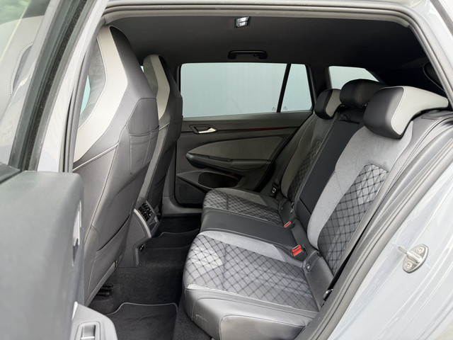 Foto 4 van Volkswagen Golf Variant BWJ 2022 | 1.5 eTSI 131PK R-Line AUTOMAAT | TREKHAAK | 19'' LMV | SPORSTOELE