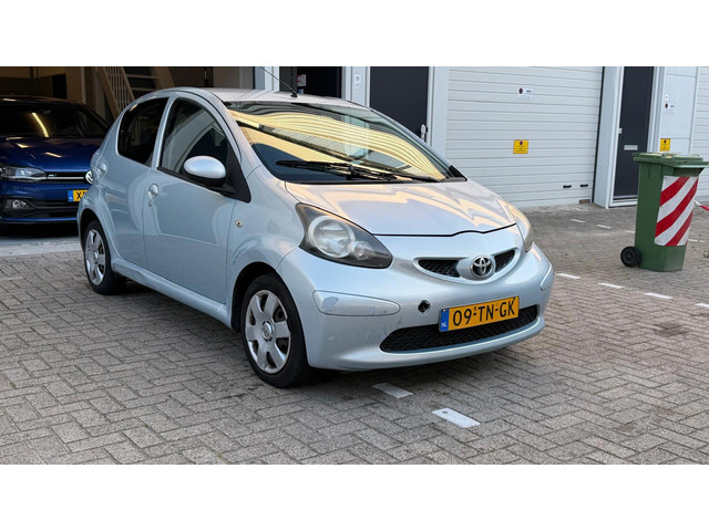 Foto 4 van Toyota Aygo 1.0 5Deurs - Airco - Centraal vergrendeling -