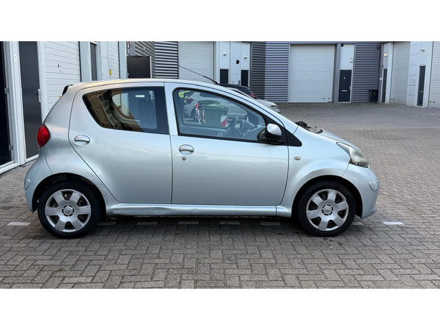 Foto 5 van Toyota Aygo 1.0 5Deurs - Airco - Centraal vergrendeling -