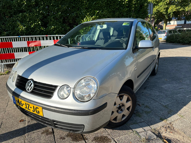 Foto 4 van Volkswagen Polo MET CRUISE CONT, AIRCO & JAAR APK!