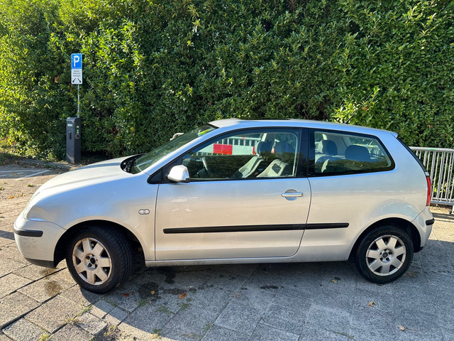 Foto 5 van Volkswagen Polo MET CRUISE CONT, AIRCO & JAAR APK!