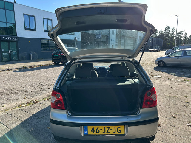 Foto 7 van Volkswagen Polo MET CRUISE CONT, AIRCO & JAAR APK!