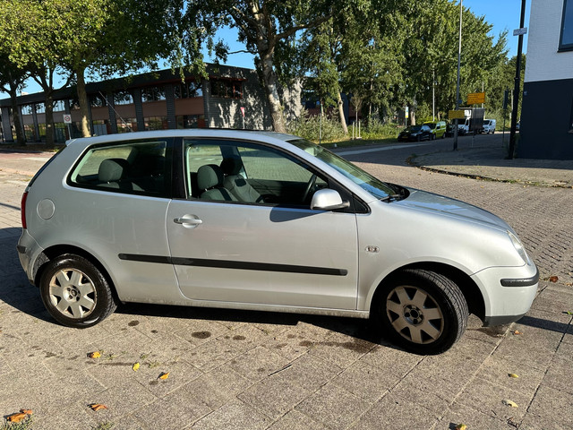 Foto 8 van Volkswagen Polo MET CRUISE CONT, AIRCO & JAAR APK!