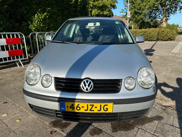 Foto 10 van Volkswagen Polo MET CRUISE CONT, AIRCO & JAAR APK!