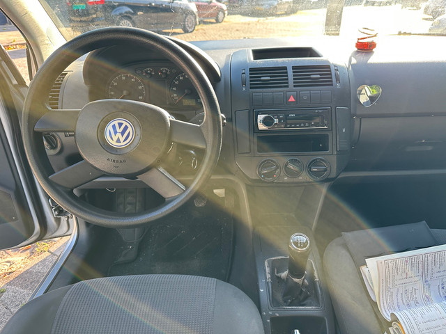 Foto 3 van Volkswagen Polo MET CRUISE CONT, AIRCO & JAAR APK!