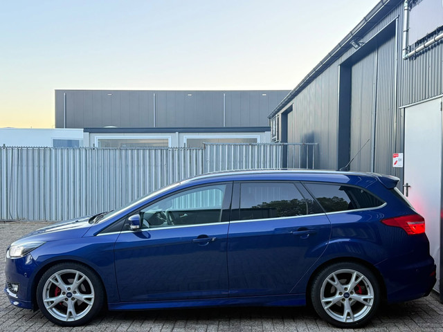 Foto 2 van Ford Focus Wagon 1.0 Titanium RIVISIE BLOK!!!ST-LINE!!AD-KLEPPEN!!