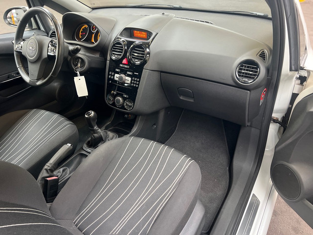Foto 7 van Opel Corsa 1.4-16V '111' Edition/ VELGEN