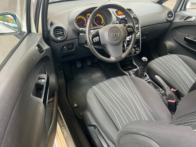 Foto 8 van Opel Corsa 1.4-16V '111' Edition/ VELGEN