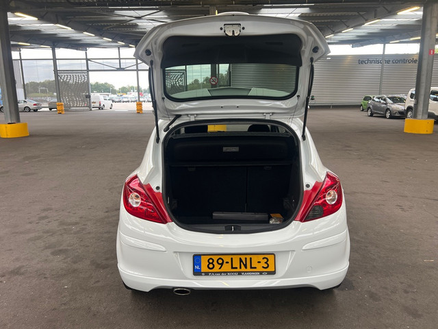 Foto 10 van Opel Corsa 1.4-16V '111' Edition/ VELGEN