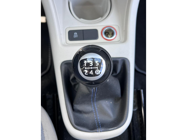Foto 6 van Volkswagen up! 1.0 groove up! BlueMotion / NAVI / CRUISE / STOELVERWARMING /