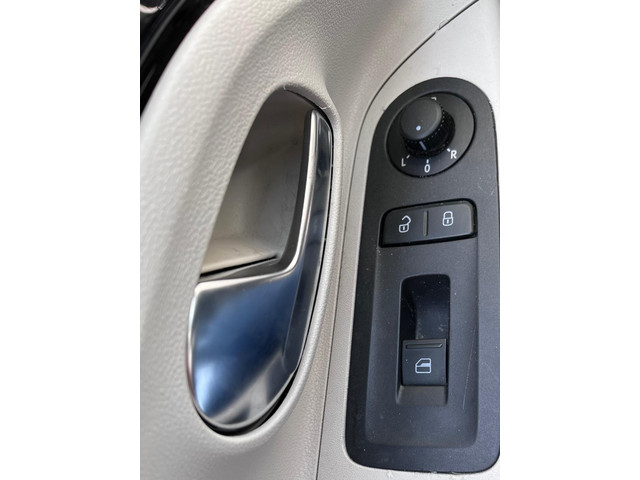 Foto 4 van Volkswagen up! 1.0 groove up! BlueMotion / NAVI / CRUISE / STOELVERWARMING /