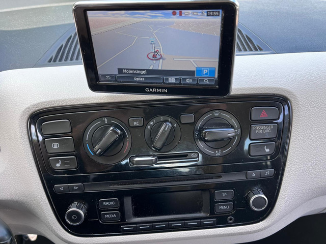 Foto 3 van Volkswagen up! 1.0 groove up! BlueMotion / NAVI / CRUISE / STOELVERWARMING /