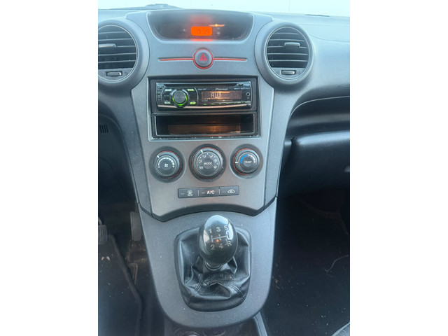 Foto 2 van Kia Carens 2.0 CVVT X-tra Nap Airco APK 19-02-2027 Trekhaak