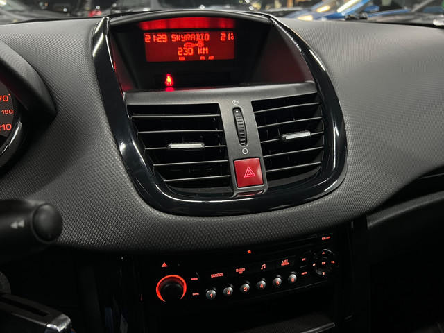 Foto 2 van Peugeot 207 1.4 VTi Look AIRCO / NAP / LM VELGEN
