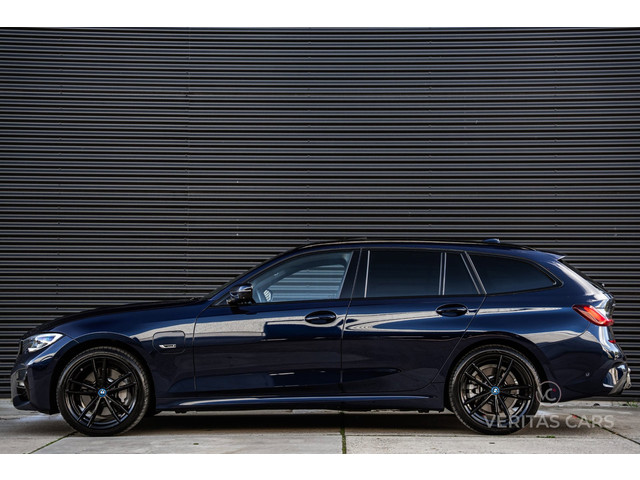 Foto 2 van BMW 3-serie Touring 330e xDrive M-Pakket 292PK|Pano|360°|HUD|Rijmodus|Tr.Haak|Sfeer|Keyless|Laser|Di