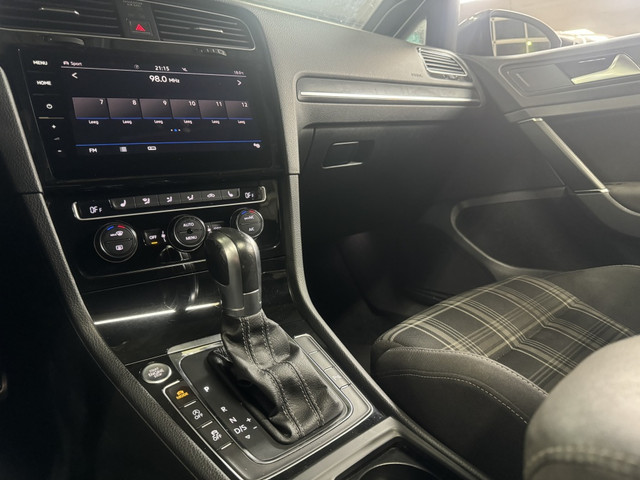 Foto 2 van Volkswagen Golf 2.0 TDI GTD DSG PANO CAM DYN DIGIT 184PK