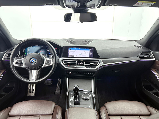 Foto 3 van BMW 3-serie 330e xDrive | Dravit Grau | Camera | Stoelverwarming | Memory Stoelen |