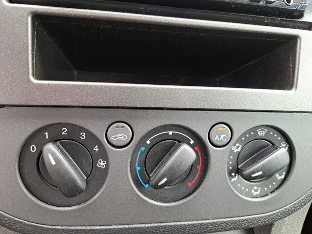 Foto 9 van Ford Focus C-Max 1.6-16V AMBIANCE 5 DEURS NIEUWSTAAT NIEUWE APK MET GROTE BEURT
