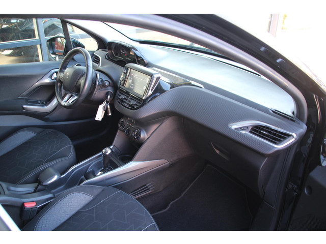 Foto 4 van Peugeot 2008 1.2 PureTech Blue Lion Automaat Airco Navi Carplay Trekhaak Zeer mooi