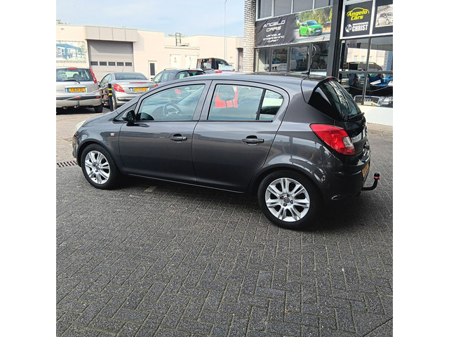 Foto 3 van Opel Corsa 1.2-16V Cosmo