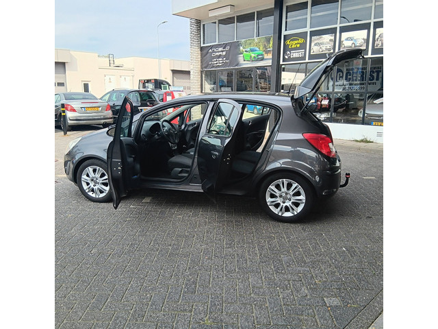 Foto 5 van Opel Corsa 1.2-16V Cosmo