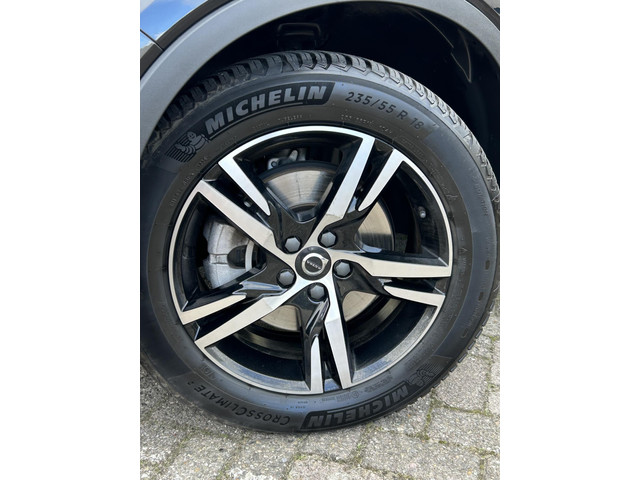 Foto 4 van Volvo XC40 2.0 B4 Plus Dark 360 camera / Harman Kardon/ 2 elektrische stoelen / intellisafe / climat