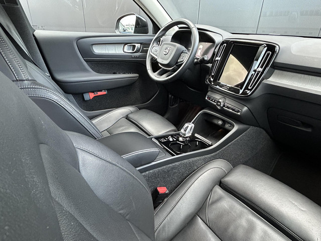 Foto 5 van Volvo XC40 2.0 B4 Plus Dark 360 camera / Harman Kardon/ 2 elektrische stoelen / intellisafe / climat