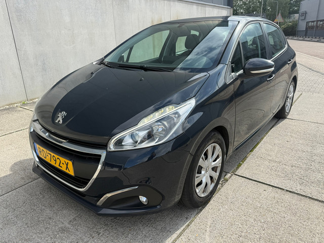 Foto 4 van Peugeot 208 1.2 PureTech Blue Lion Scherm AIRCO APK 2027 5DR