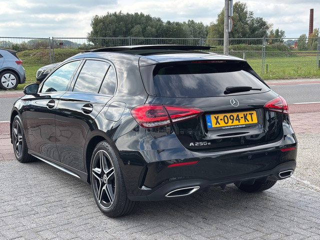 Foto 7 van Mercedes-Benz A-klasse 250 e AMG Line panorama dak! Nieuwstaat!