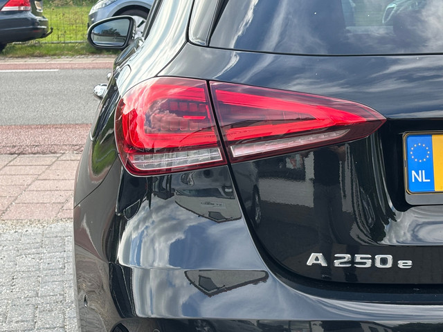 Foto 6 van Mercedes-Benz A-klasse 250 e AMG Line panorama dak! Nieuwstaat!