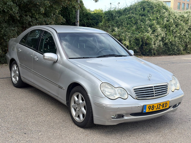 Foto 4 van Mercedes-Benz C-klasse 240 Elegance Airco! Automaat! NAP!