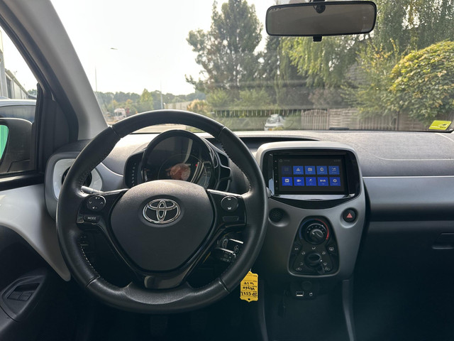 Foto 4 van Toyota Aygo 1.0 VVT-i x-play limited | Airco | Camera | Apple Carplay en Android Auto