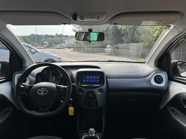 Foto 5 van Toyota Aygo 1.0 VVT-i x-play limited | Airco | Camera | Apple Carplay en Android Auto