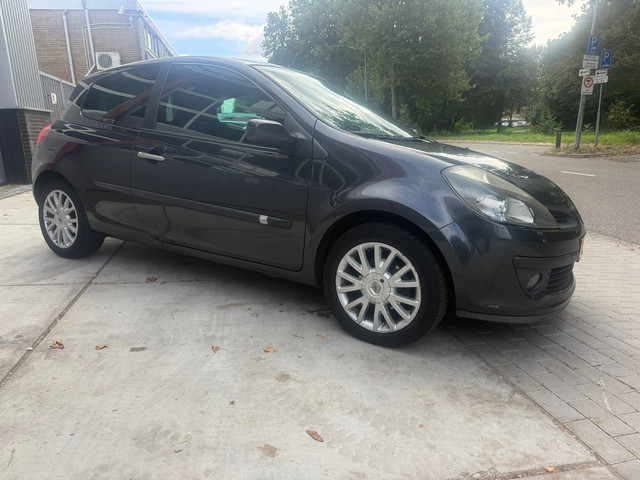 Foto 3 van Renault Clio 1.4-16V Dynamique CarPlay