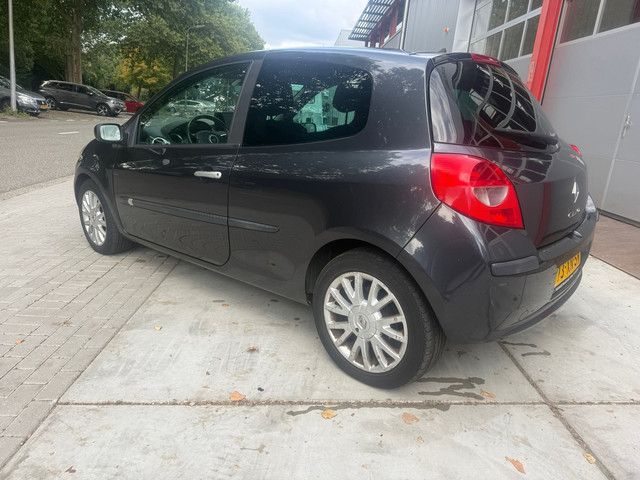 Foto 4 van Renault Clio 1.4-16V Dynamique CarPlay