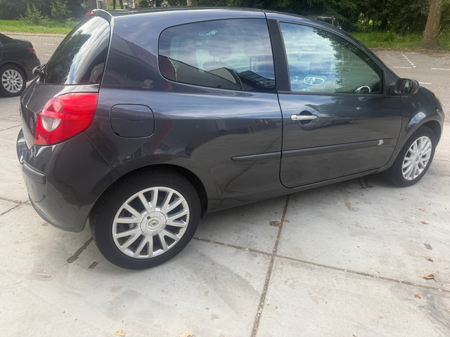 Foto 5 van Renault Clio 1.4-16V Dynamique CarPlay