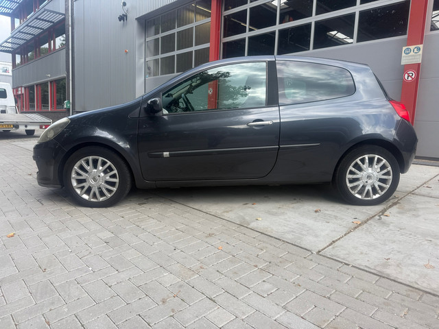 Foto 6 van Renault Clio 1.4-16V Dynamique CarPlay