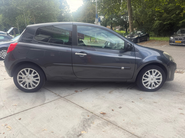 Foto 7 van Renault Clio 1.4-16V Dynamique CarPlay