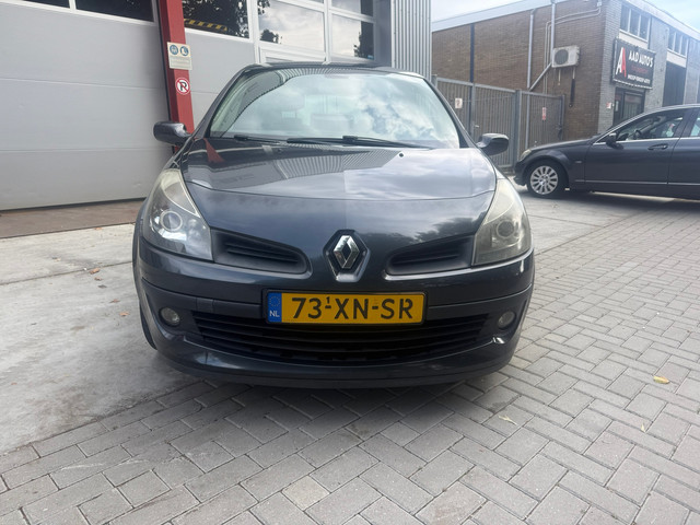 Foto 8 van Renault Clio 1.4-16V Dynamique CarPlay