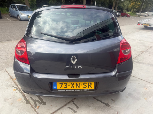 Foto 9 van Renault Clio 1.4-16V Dynamique CarPlay