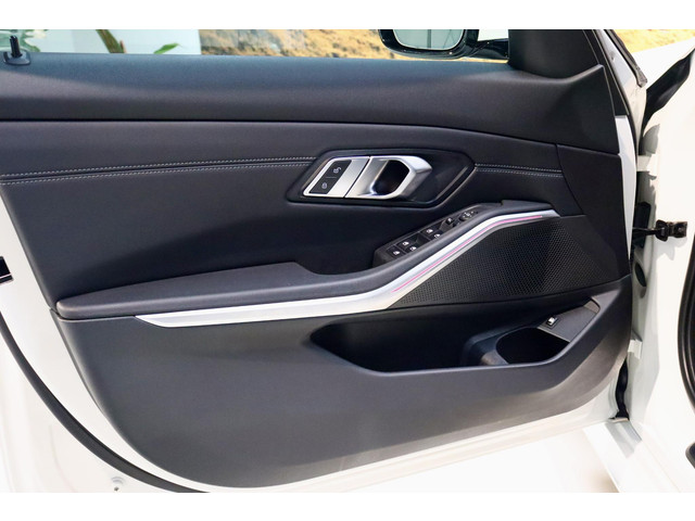 Foto 2 van BMW 3-serie 320e M Sport|Leder|Ambient|NL