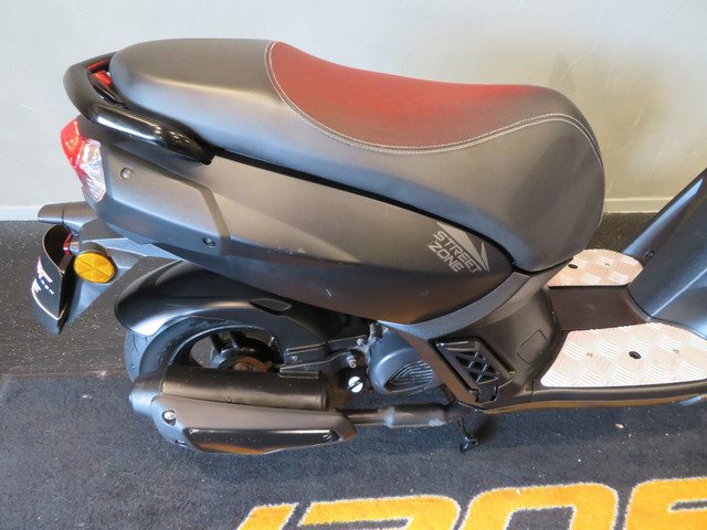Foto 3 van Peugeot STREETZONE KISBEE BROM SCOOTER (bj 2022)