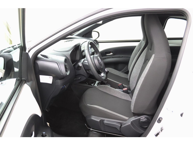 Foto 9 van Toyota Aygo X 1.0 VVT-i MT Play | Adaptieve Cruise Control | Achteruitrijcamera | Apple Carplay | An