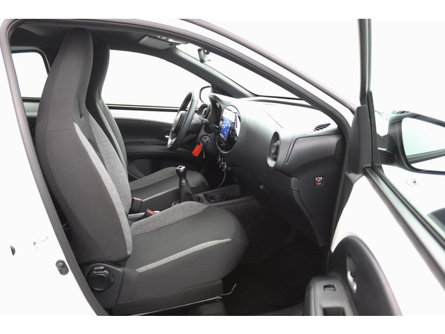 Foto 10 van Toyota Aygo X 1.0 VVT-i MT Play | Adaptieve Cruise Control | Achteruitrijcamera | Apple Carplay | An